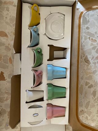 Juego de tazas en miniatura de porcelana