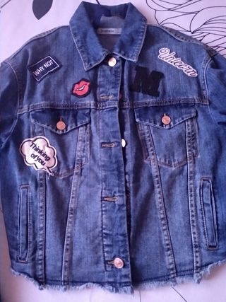 cazadora vaquera corta, con detalles