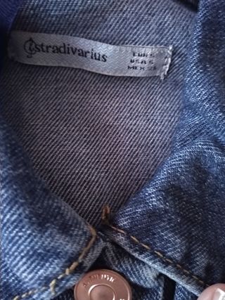 cazadora vaquera corta, con detalles