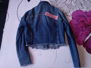 cazadora vaquera corta, con detalles