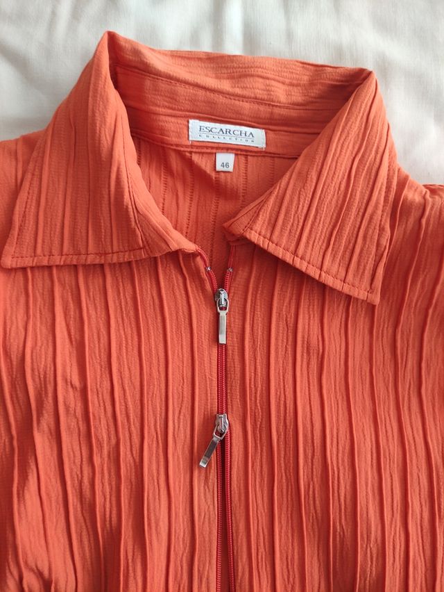 Camisa naranja con doble cremallera 