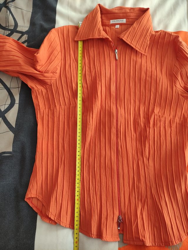 Camisa naranja con doble cremallera 