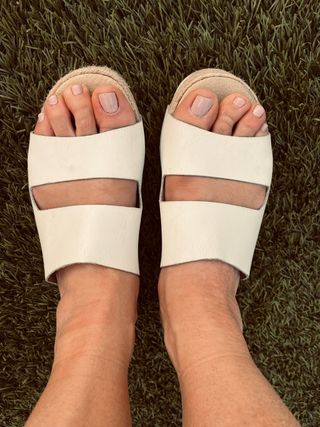 Sandalia blanca con plataforma, talla 39