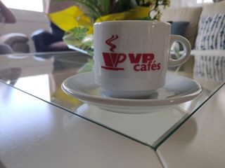 tazas y platos de café con leche