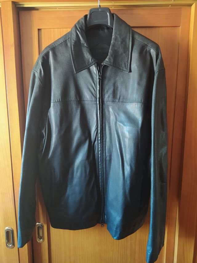 cazadora piel, negra, de Pull&Bear