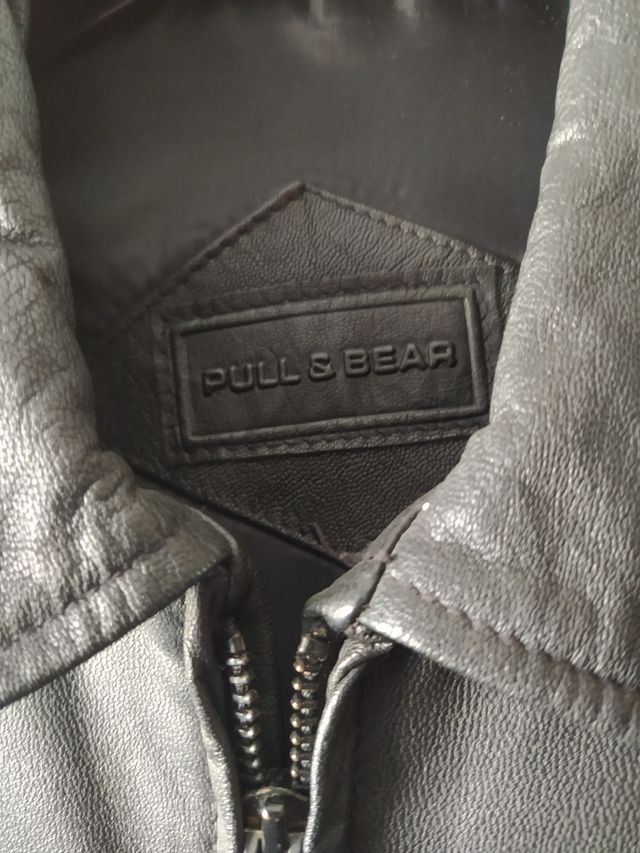 cazadora piel, negra, de Pull&Bear