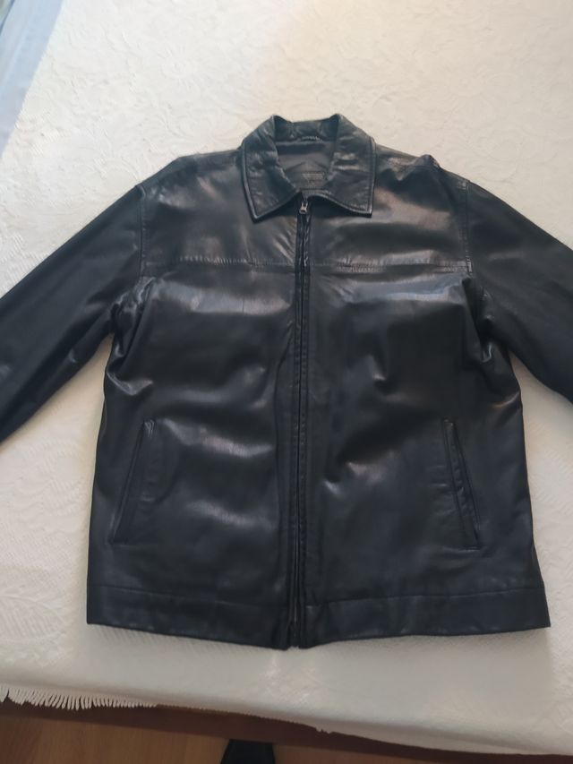 cazadora piel, negra, de Pull&Bear