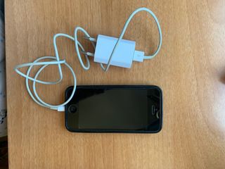 Iphone 5 con funda y cargador