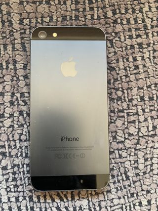 Iphone 5 con funda y cargador
