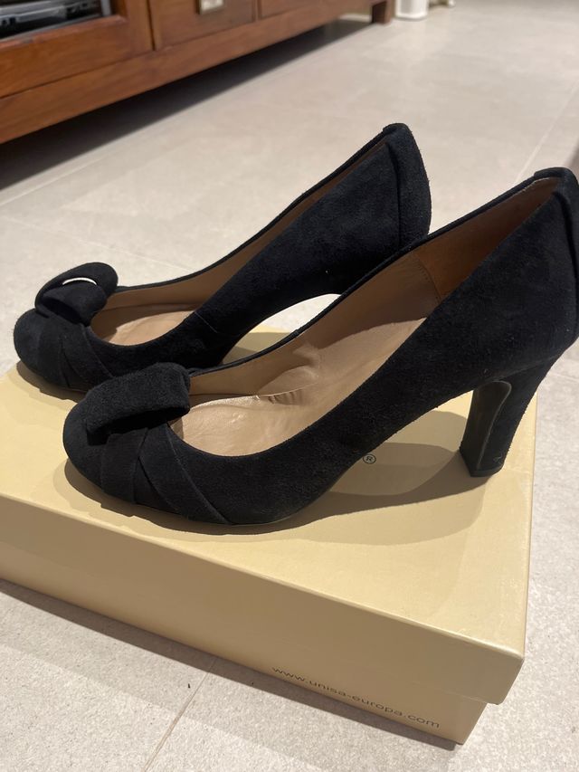 Salones de ante negro