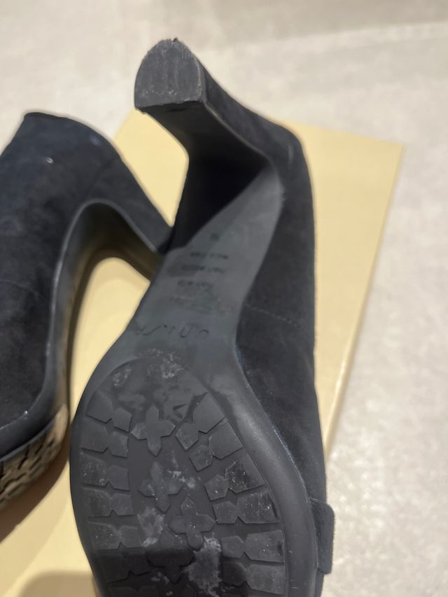 Salones de ante negro