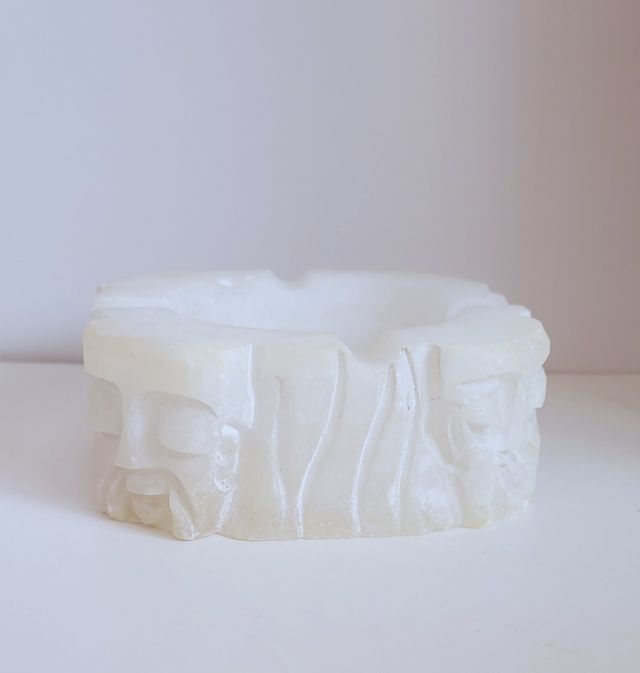 Antiguo cenicero de alabastro