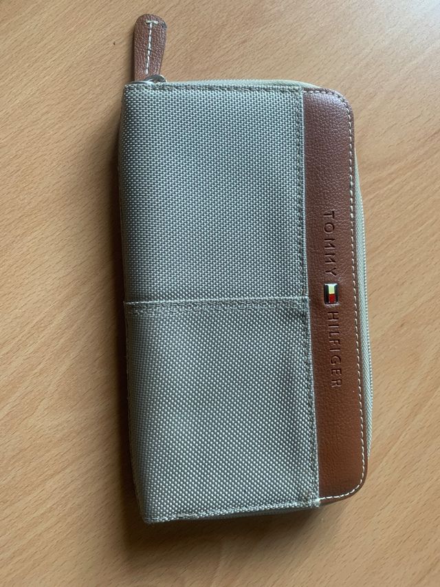 Cartera de color beige tommy hilfiger