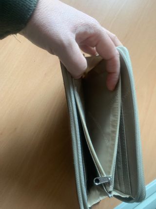 Cartera de color beige tommy hilfiger