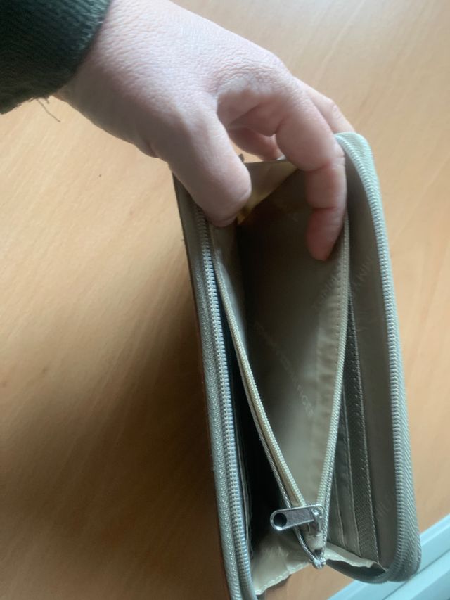 Cartera de color beige tommy hilfiger