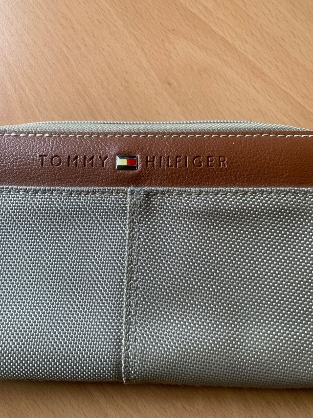 Cartera de color beige tommy hilfiger