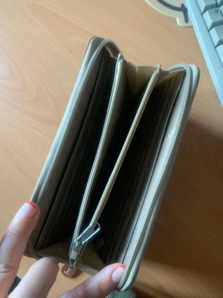 Cartera de color beige tommy hilfiger