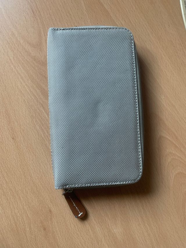 Cartera de color beige tommy hilfiger