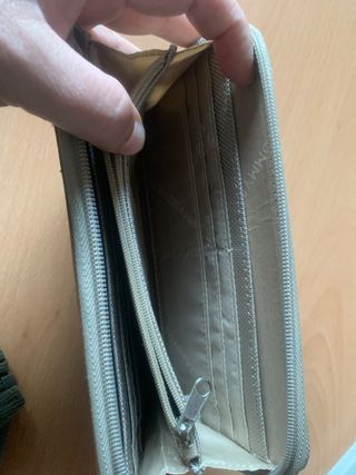 Cartera de color beige tommy hilfiger