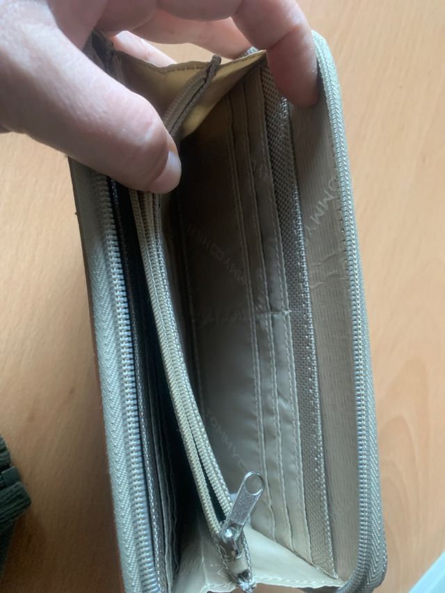 Cartera de color beige tommy hilfiger