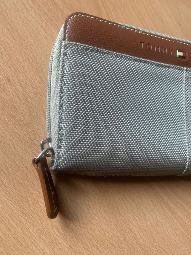 Cartera de color beige tommy hilfiger