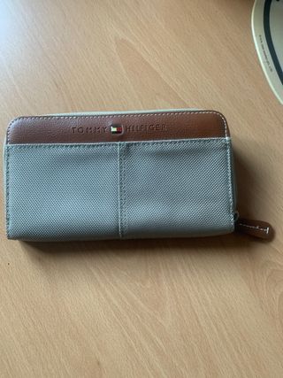 Cartera de color beige tommy hilfiger