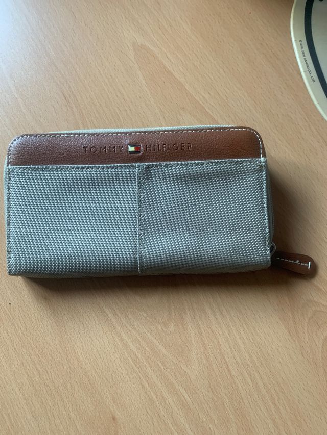 Cartera de color beige tommy hilfiger
