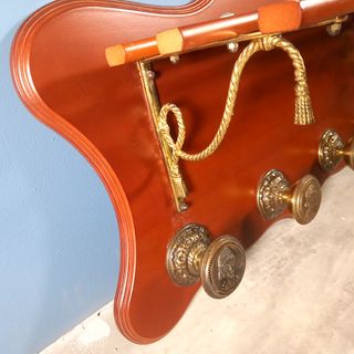 antiguo-perchero-madera-latón-y-bronce