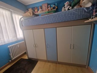 Habitación juvenil cama nido con armario debajo