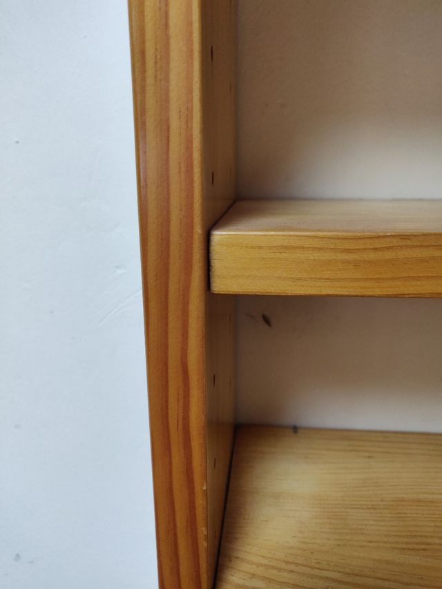 estanterías pino barnizadas