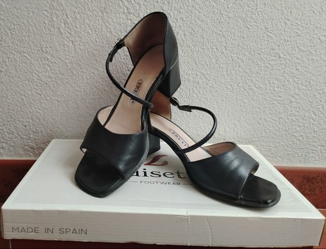 Sandalias negras de tacón con tira ajustable