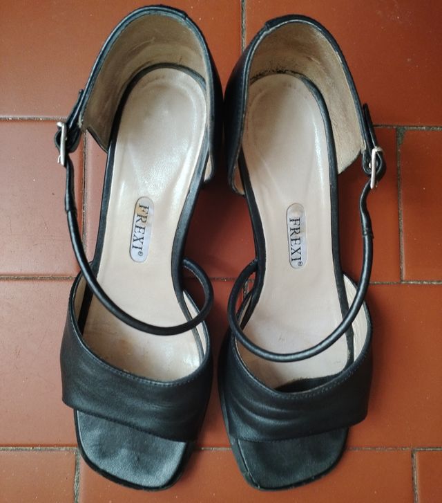 Sandalias negras de tacón con tira ajustable