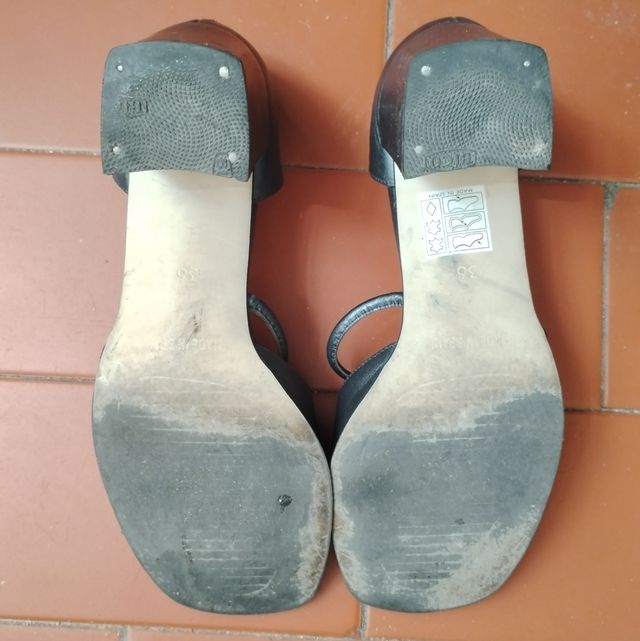 Sandalias negras de tacón con tira ajustable