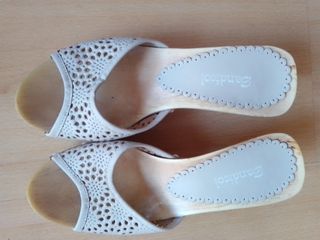 Sandalia con base de madera, nueva