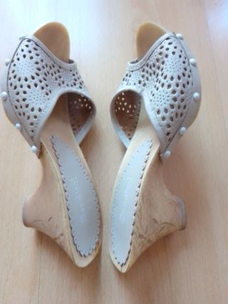 Sandalia con base de madera, nueva