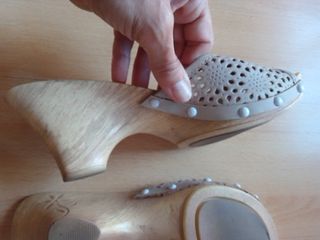 Sandalia con base de madera, nueva