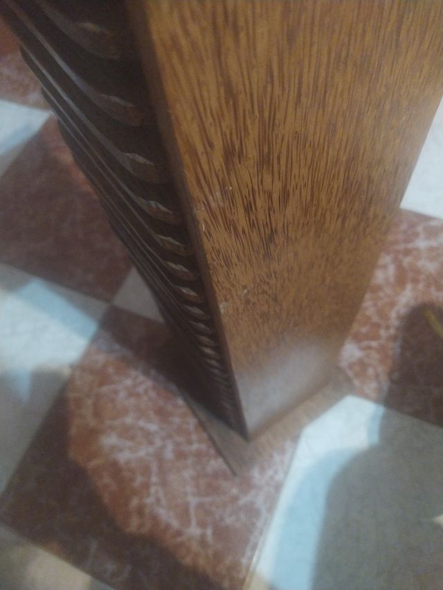 Columna cd en madera