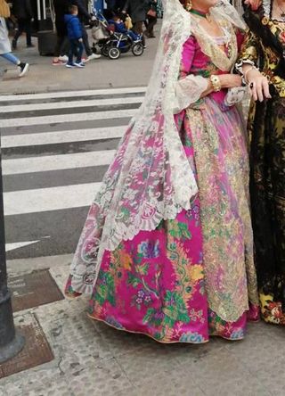 Precioso vestido de fallera fucsia