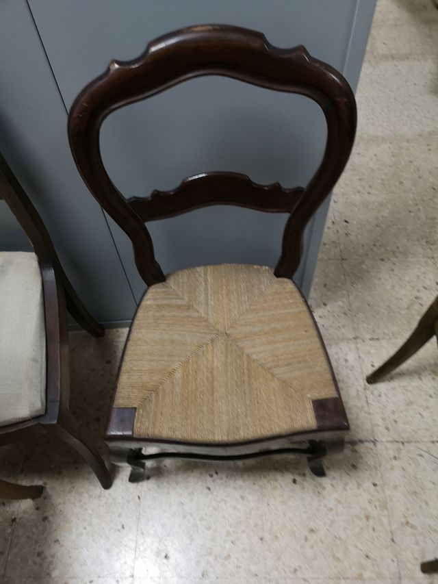 Sedia antica, legno scuro e corda