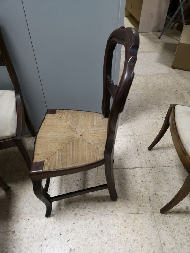 Sedia antica, legno scuro e corda