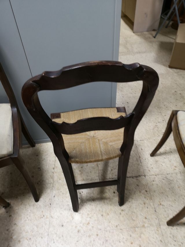 Sedia antica, legno scuro e corda