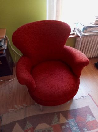 Butacas de color granate dos iguales, con estructu