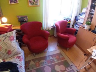 Butacas de color granate dos iguales, con estructu