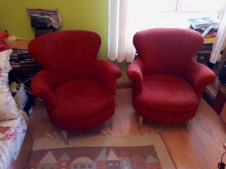 Butacas de color granate dos iguales, con estructu