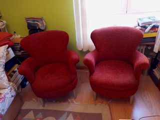 Butacas de color granate dos iguales, con estructu