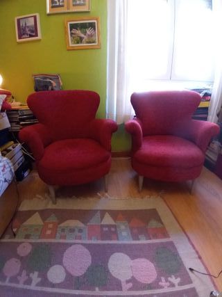 Butacas de color granate dos iguales, con estructu