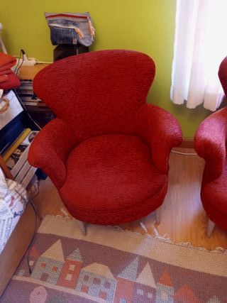 Butacas de color granate dos iguales, con estructu