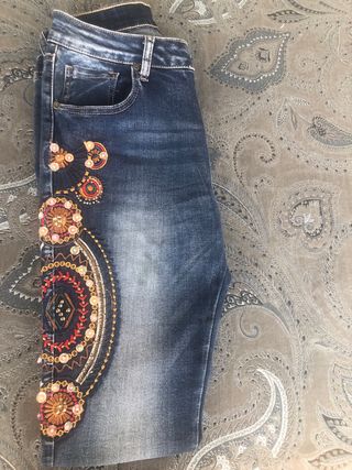 Vaqueros con Abalorios y Bordados
