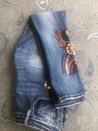 Vaqueros con Abalorios y Bordados
