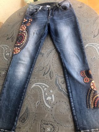 Vaqueros con Abalorios y Bordados